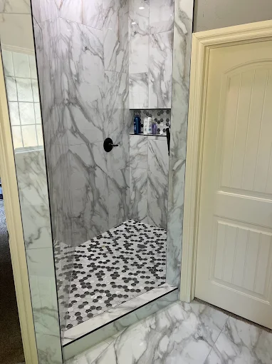 Marble-look shower with hex tile floor